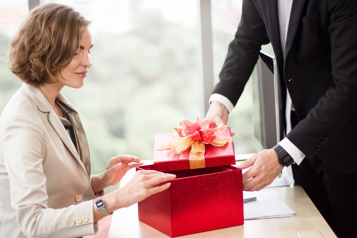 Best Gift Ideas for Christmas for Office Employees | The Business Tycoon