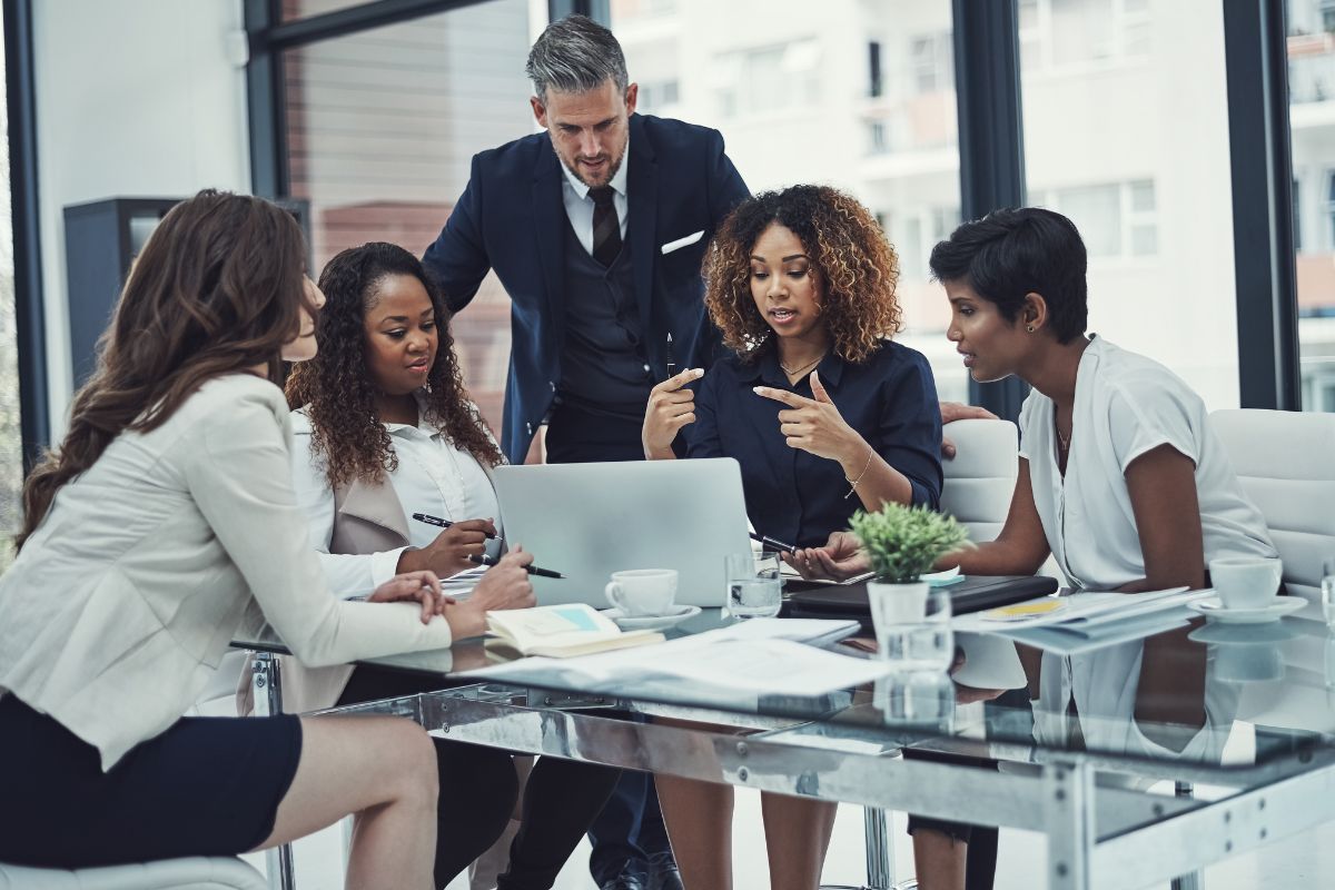 Non-Verbal Communication Techniques for Business Success | The Business Tycoon